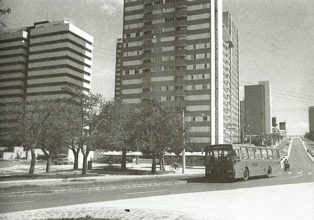 Prédios e ônibus expresso no Largo da Galícia, anos 1980